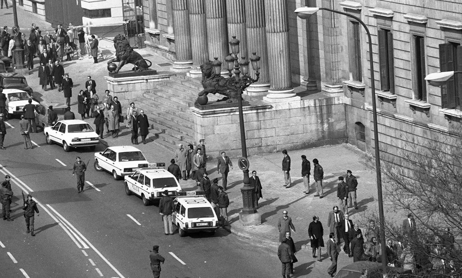 Diputados a la salida del Congreso tras la ocupación militar de la cámara, el 23 de febrero de 1981.