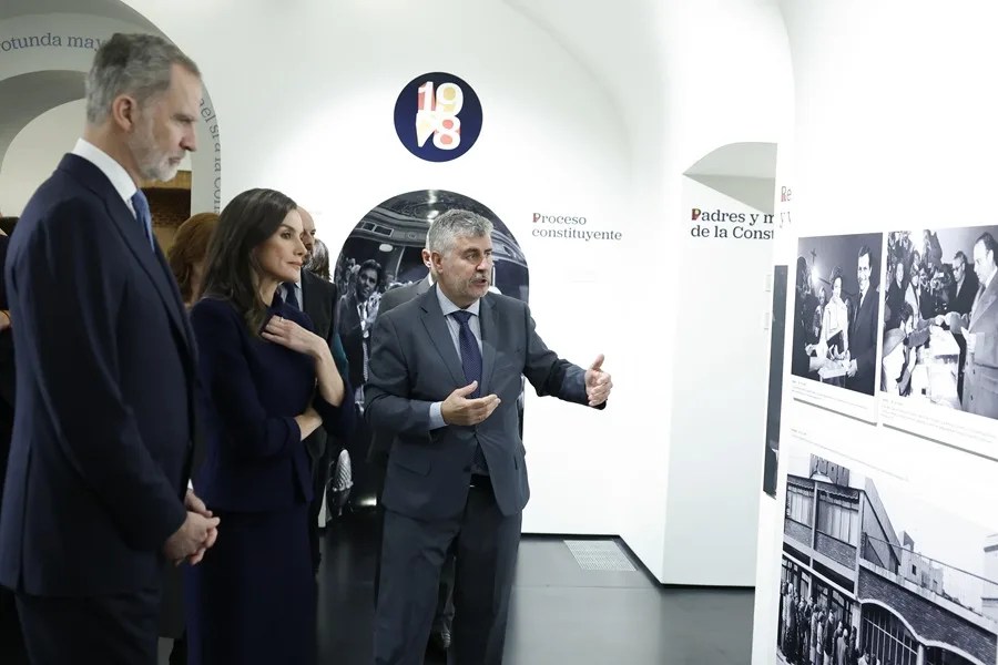 Los reyes Felipe VI y Letizia escuchan las explicaciones del presidente de la Agencia EFE, Miguel Ángel Oliver (d) durante la inauguración de la exposición