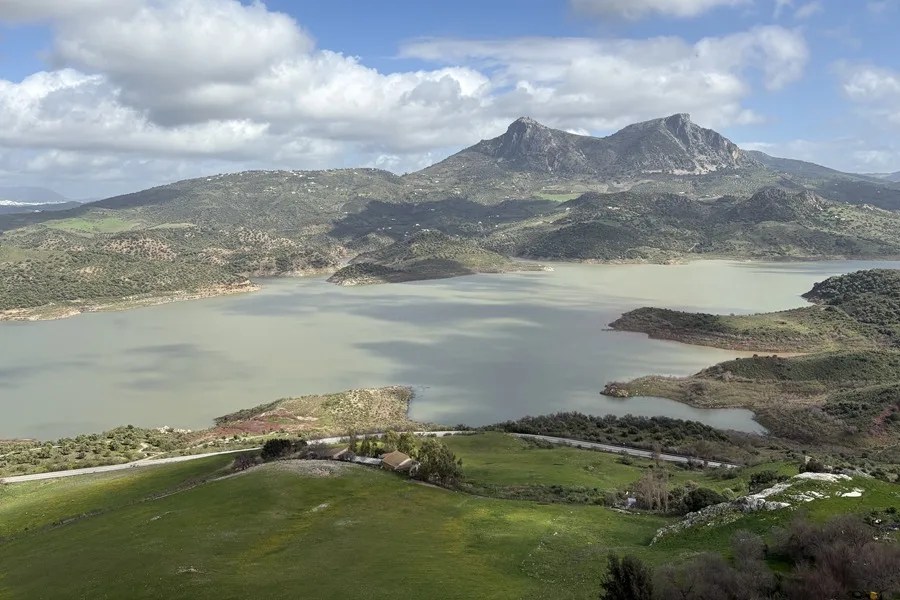 Vista del embalse Zahara-El Gastor, a los pies de Zahara de la Sierra (Cádiz).