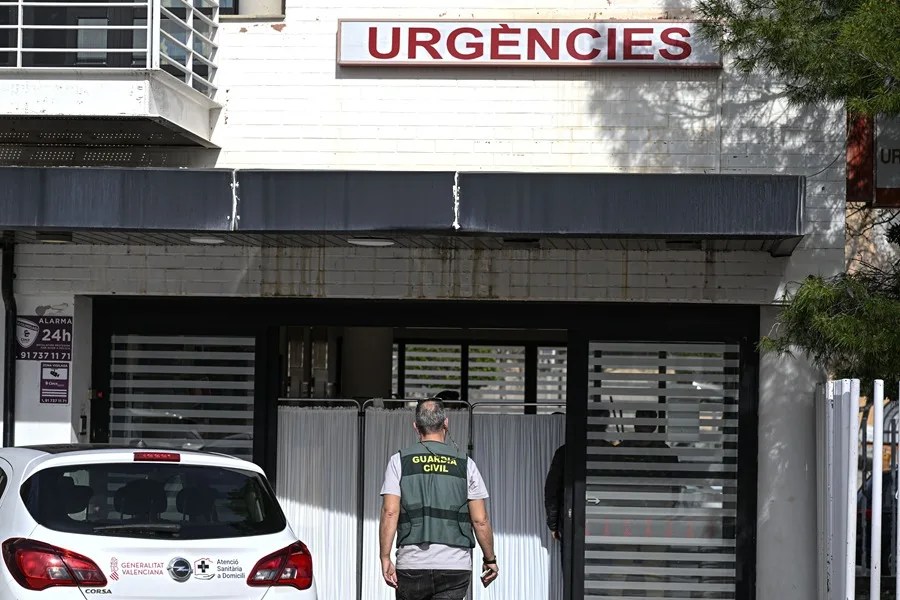 En la imagen un agente de la Guardia Civil en la entrada del centro donde se han producido los hechos
