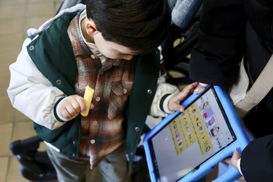 Enzo Baladrón, un niño zamorano, lleva más de dos años sabiendo que tiene una enfermedad neurológica genética causada por mutaciones del gen GNAO1