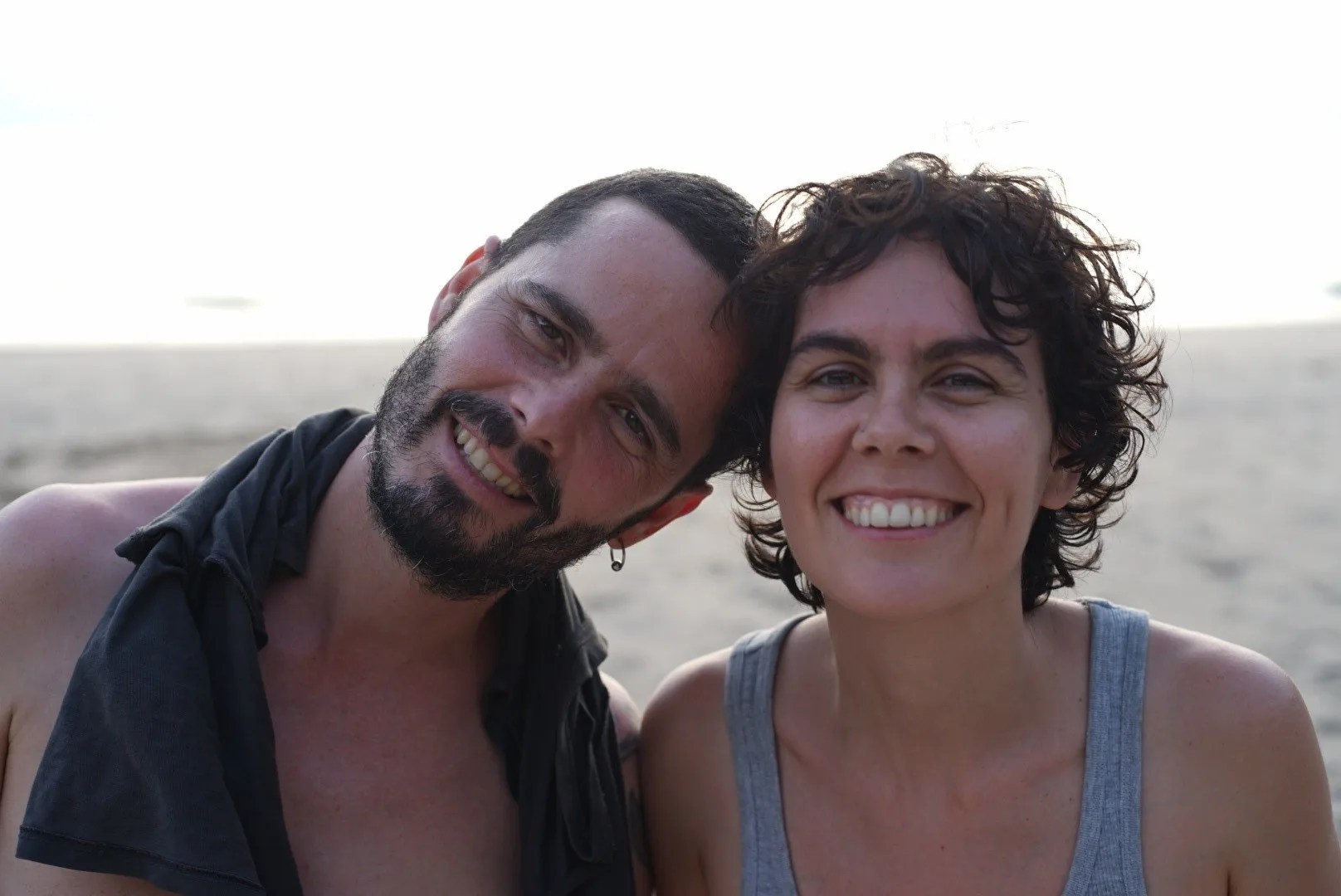 El joven Adrián Palomino junto a su hermana en una fotografía facilitada por la familia.