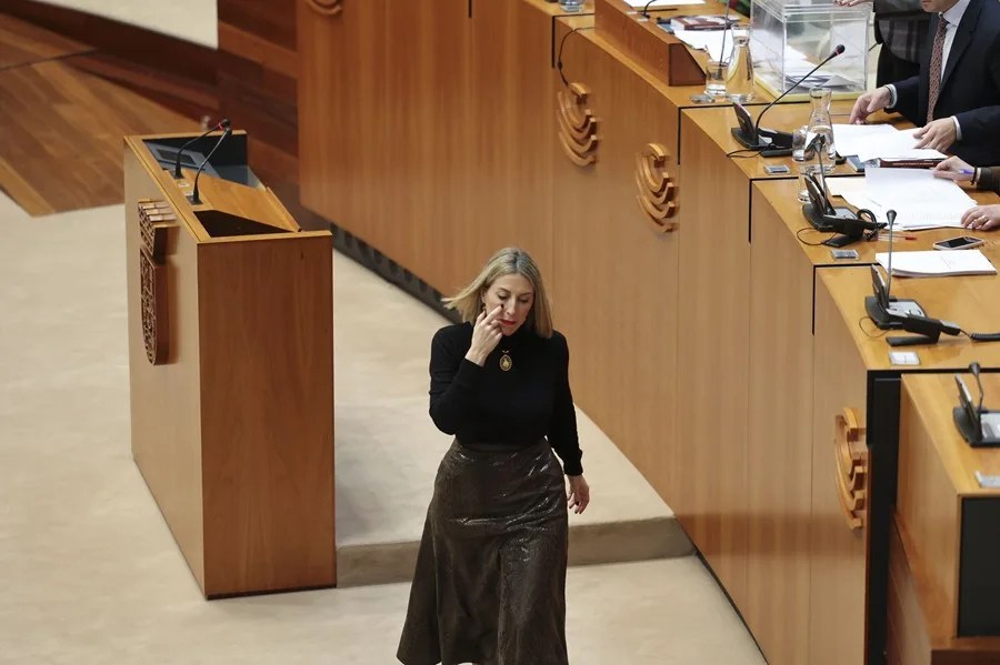 La presidenta en funciones de Extremadura, María Guardiola (c)