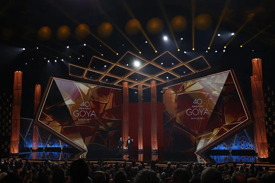 Los presentadores Rigoberta Bandini (i) y Luis Tosar, durante la ceremonia de entrega de la 40 edición de los Premios Goya
