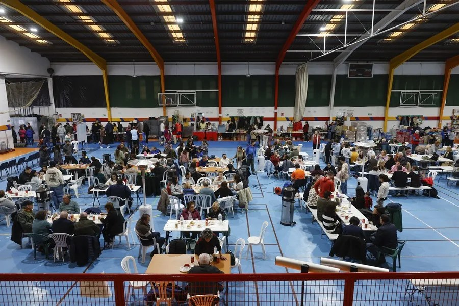 Desalojados de Grazalema y Benaoján en el centro deportivo 'El Fuerte' en Ronda, Málaga.