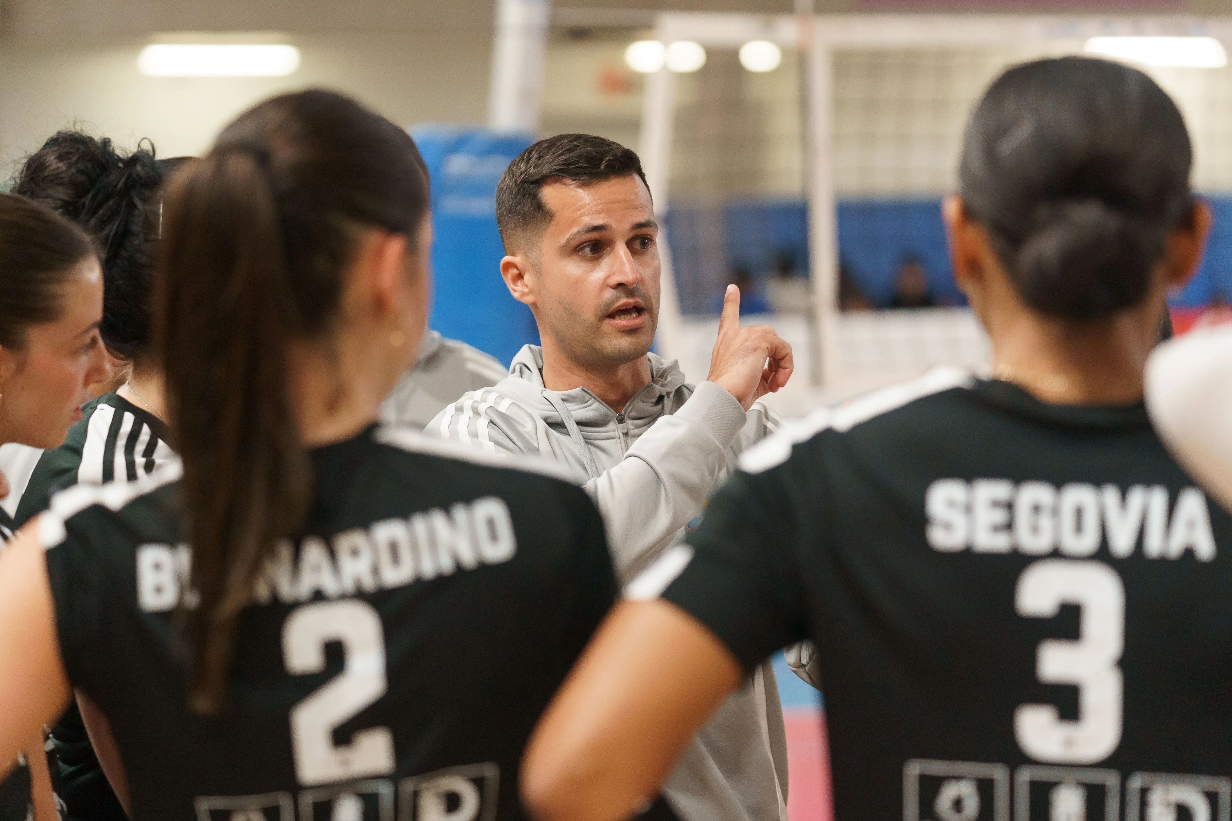 Santi Guerra da instrucciones a las jugadoras del Heidelberg Volkswagen en una imagen de archivo. EFE/Ramón de la Rocha