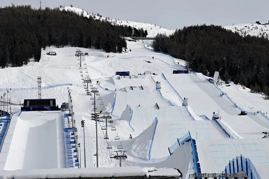 Vista general de los recorridos de halfpipe y slopestyle en el Snow Park de Livigno