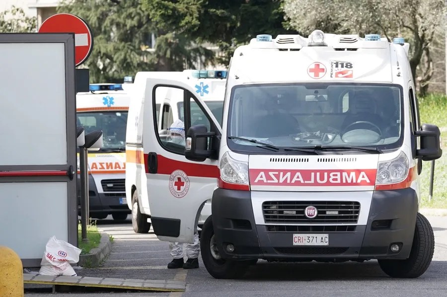 Fila de ambulancias en un hospital italiano