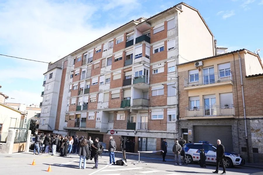 Vista del edificio de Manlleu (Barcelona) en cuya azotea se encontraba el trastero en el que anoche fallecieron cinco adolescentes