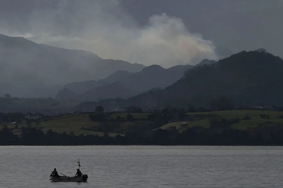 Vista de un incendio forestal en la montaña cántabra