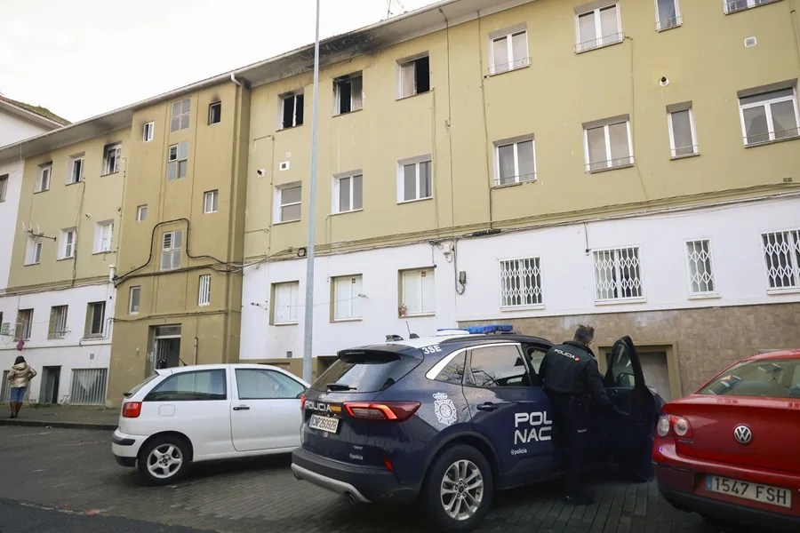 Cuatro personas, entre ellas un bombero, han resultado heridas este jueves a raíz de un incendio registrado en una vivienda de Ferrol.