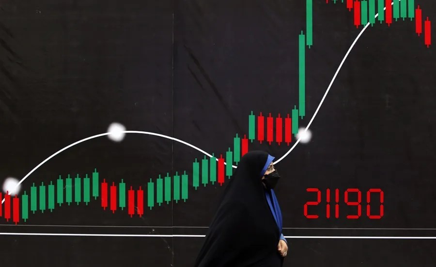 Una mujer pasa junto a una pancarta durante la 26.ª Exposición Internacional de Petróleo, Gas y Petroquímica en Teherán