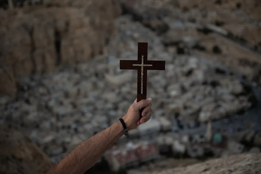 La Justicia rusa condenó este miércoles a cinco años y nueve meses de prisión al humorista Artiom Ostanin por bromear sobre un minusválido en el metro y sobre la figura de Jesucristo, justo cuando la censura rusa prohíbe terminantemente hacer bromas sobre política, guerra y religión.