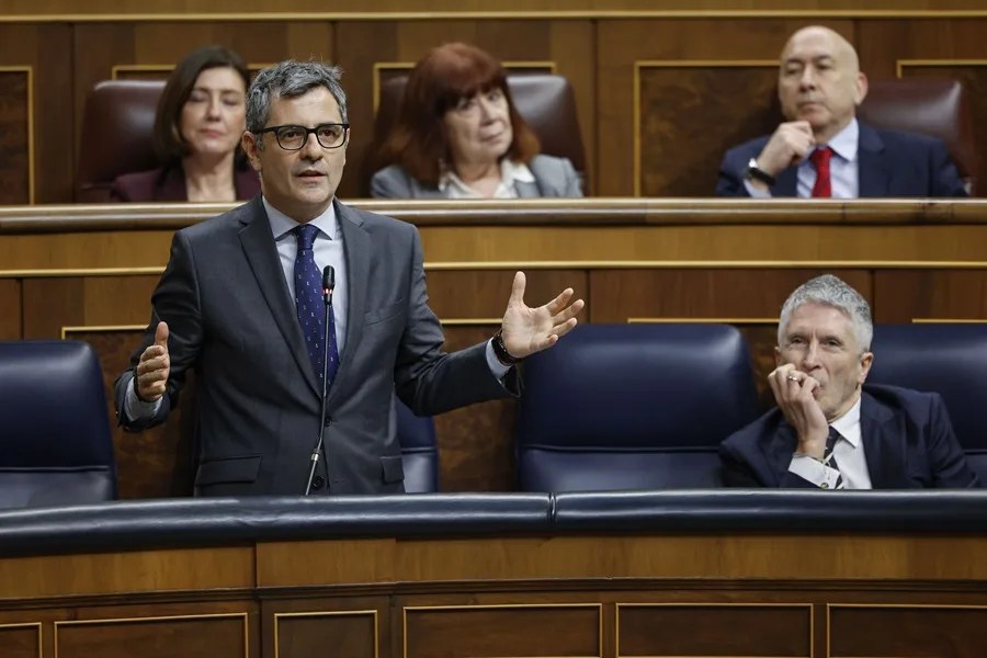 El ministro de Presidencia, Félix Bolaños (i