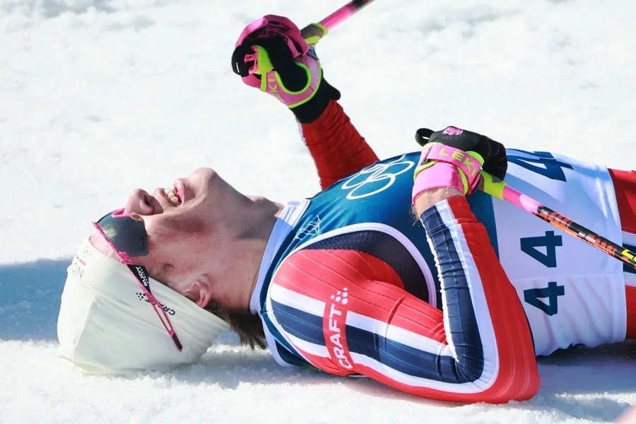 El noruego Johannes Hoesflot Klaebo reacciona tras cruzar la línea de meta