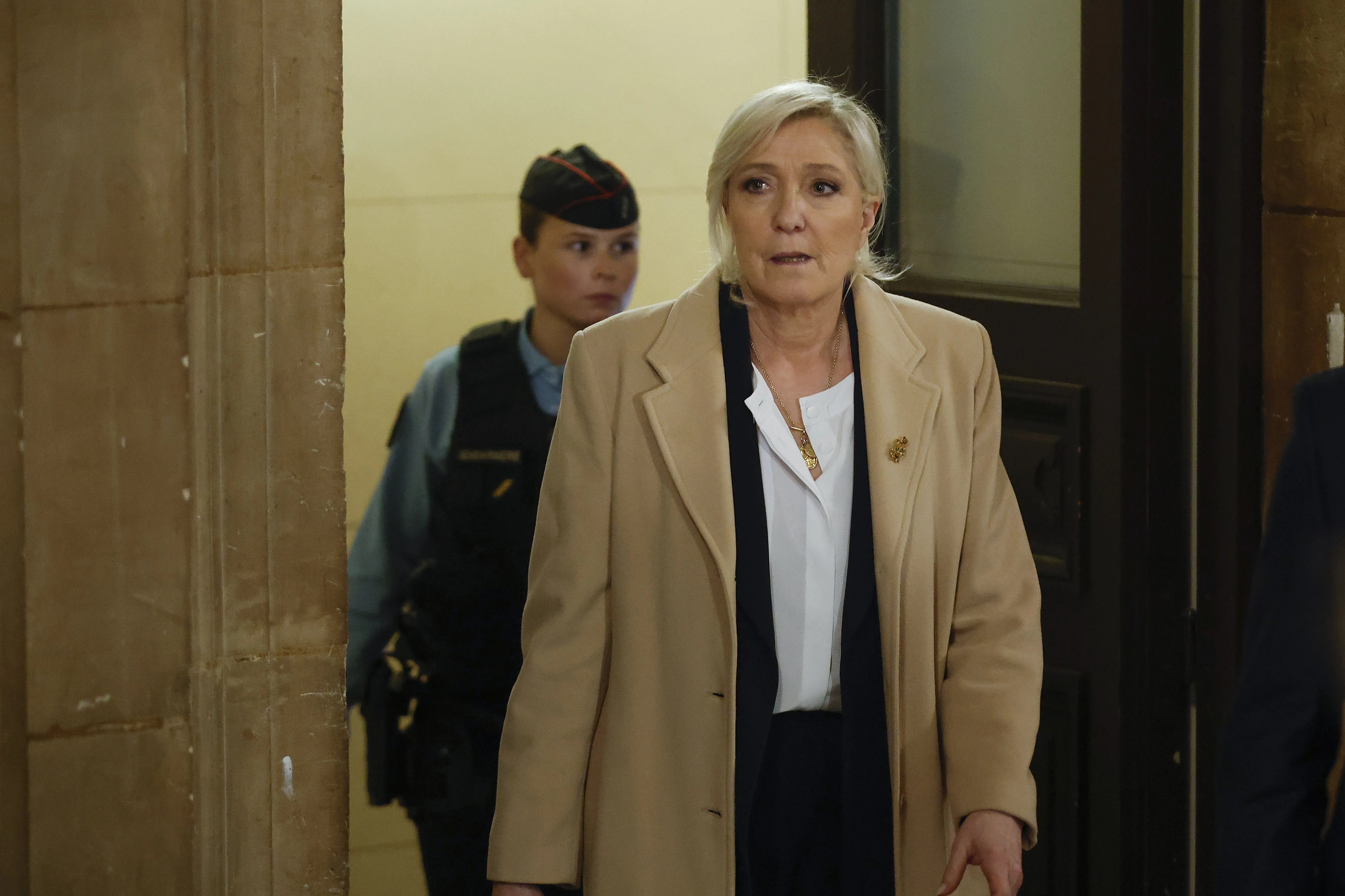 La líder del partido parlamentario Rassemblement National (RN), Marine Le Pen, llega al juzgado de París.