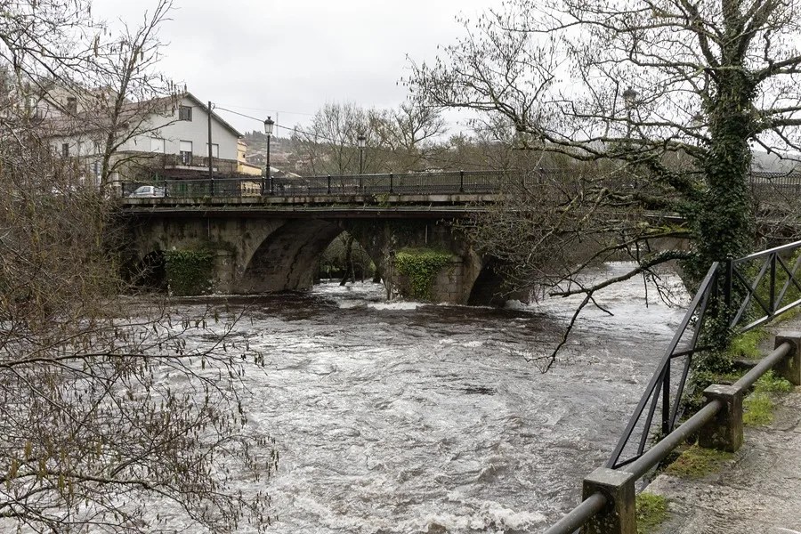 Desbordamiento de río Verdugo a su paso por Ponte Caldelas en Pontevedra, este jueves.