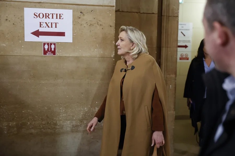 Marine Le Pen (izq.), llega al juzgado de París