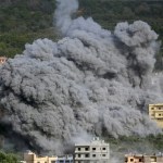 Humo sale de un edificio tras un ataque aéreo israelí en la aldea de Ain Qana, en el sur del Líbano