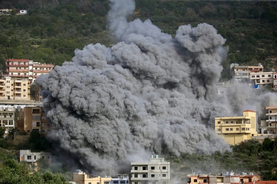 Humo sale de un edificio tras un ataque aéreo israelí en la aldea de Ain Qana, en el sur del Líbano