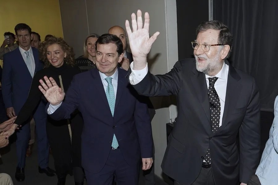 El expresidente del Gobierno, Mariano Rajoy (d), presenta en Valladolid el libro 'El arte de gobernar', en un acto en el que participa el candidato a la reelección a la Presidencia de la Junta de Castilla y León, Alfonso Fernández Mañueco (i).