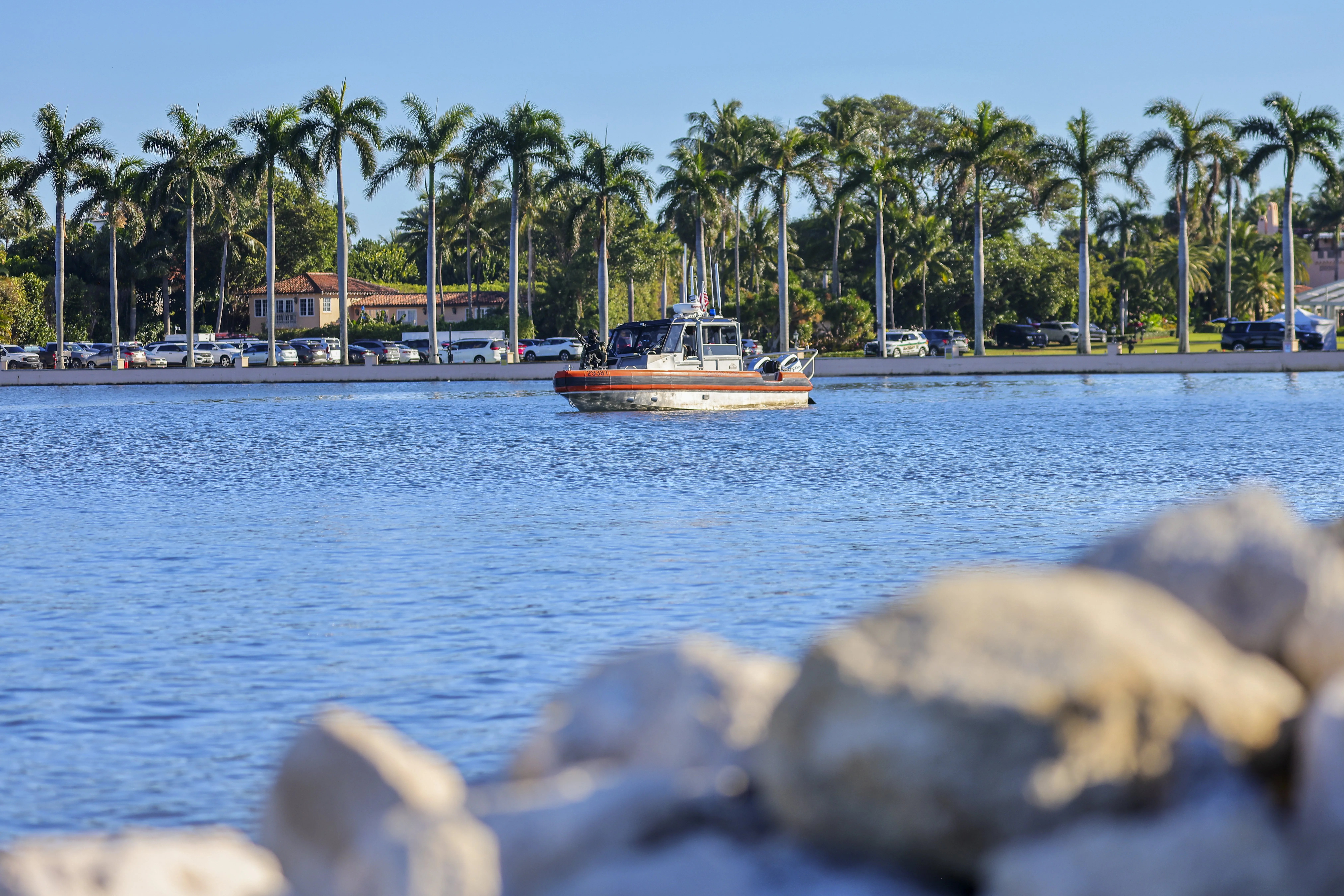 Un barco de seguridad patrulla las aguas cercanas al Club Mar-A-Lago del presidente Trump en Palm Beach, Florida, EE. UU.