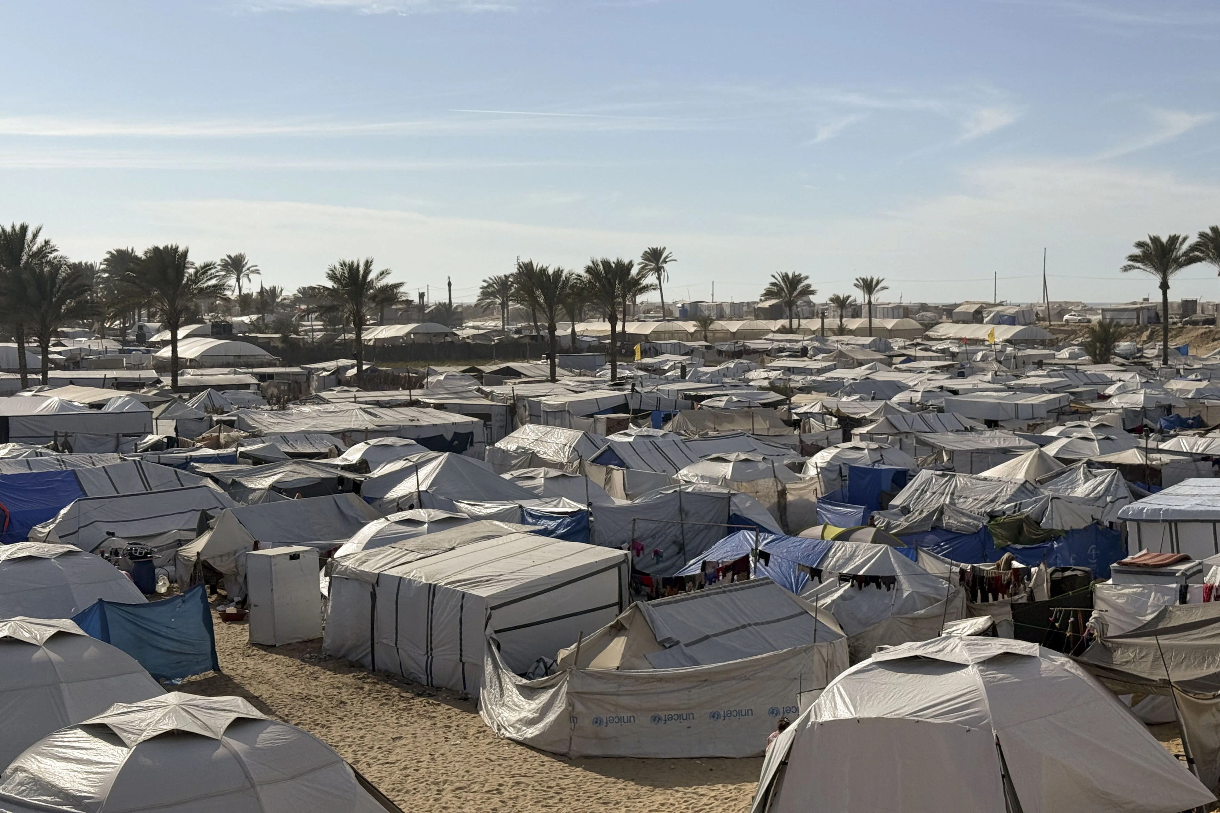 Fotografía tomada el 5 de febrero de 2026. Palestinos que retornan estos días a Gaza tras la reapertura del cruce de Rafah con Egipto.