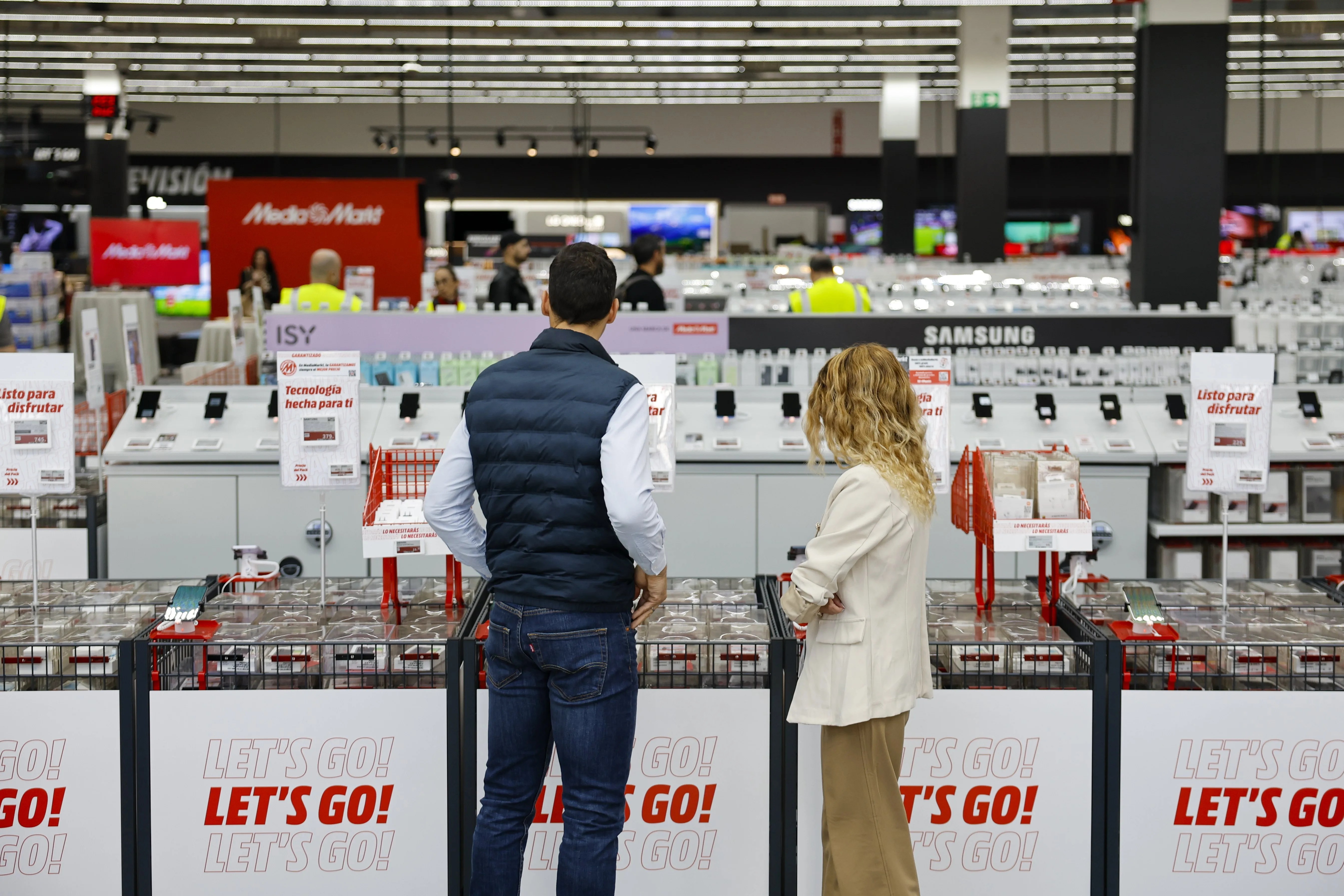 Dos personas recorren un MediaMarkt, en una imagen de archivo.