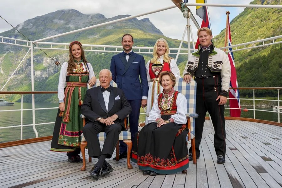 El rey Harald de Noruega, la reina Sonia, el príncipe heredero Haakon, la princesa heredera Mette-Marit, la princesa Ingrid Alexandra y el príncipe Sverre Magnus