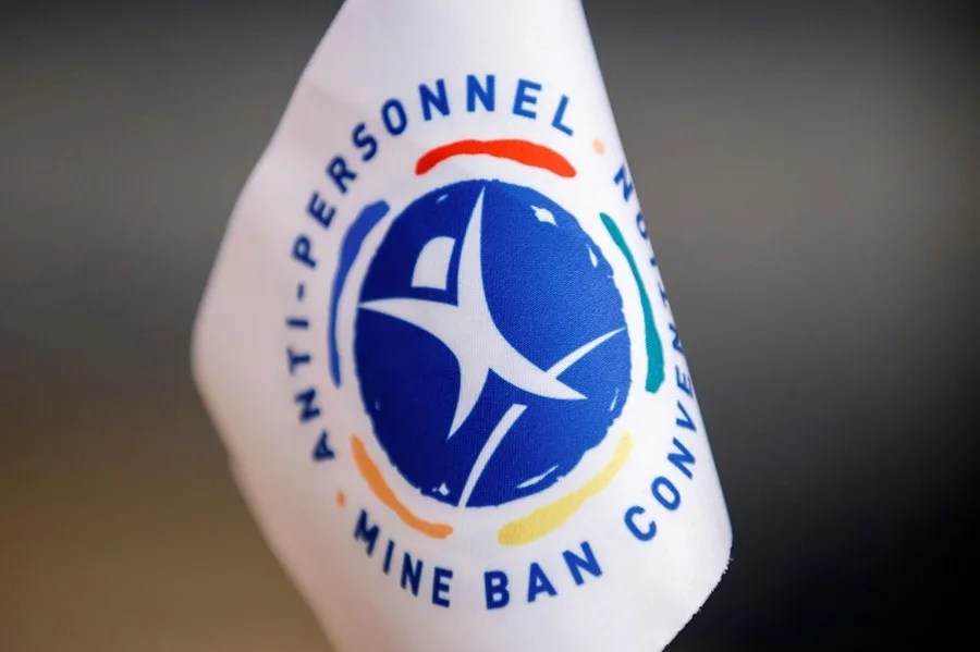 Imagen de archivo de la bandera de la Convención contra las minas