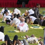 El primer ministro de la India, Narendra Modi, hace yoga.