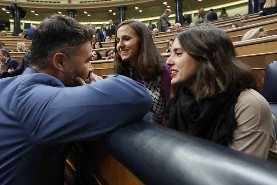 Gabriel Rufián (i) conversa con Irene Montero.