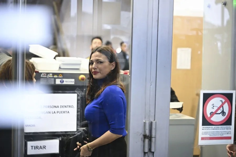 La actriz Elisa Mouliáa a su llegada a los Juzgados de Plaza de Castilla de Madrid