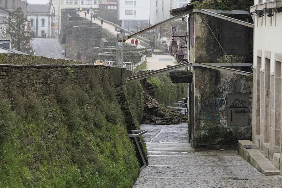 Vista de la sección de la Muralla de Lugo derrumbada tras las copiosas precipitaciones de los últimos días