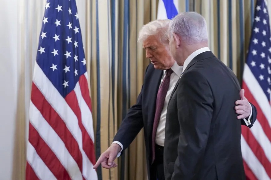 El presidente de EE.UU., Donald Trump (i) , en una reunión con su homólogo israelí, Benjamin Netanyahu.
