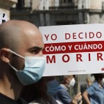 Miembros de la plataforma Derecho A Morir Dignamente durante una concentración a favor de la eutanasia.