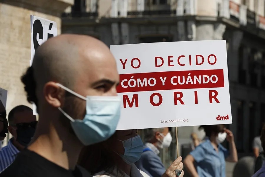 Miembros de la plataforma Derecho A Morir Dignamente durante una concentración a favor de la eutanasia.