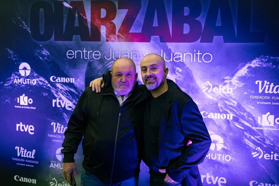 "Oiarzabal, entre Juan y Juanito", es el documental sobre la vida del sexto hombre en el mundo capaz de coronar sin oxigeno los 14 "ochomiles" del planeta, una cinta de Javier Álvaro (d).