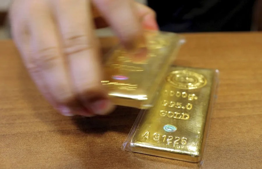 Un par de barras de 100 gramos de oro, en una imagen de archivo.