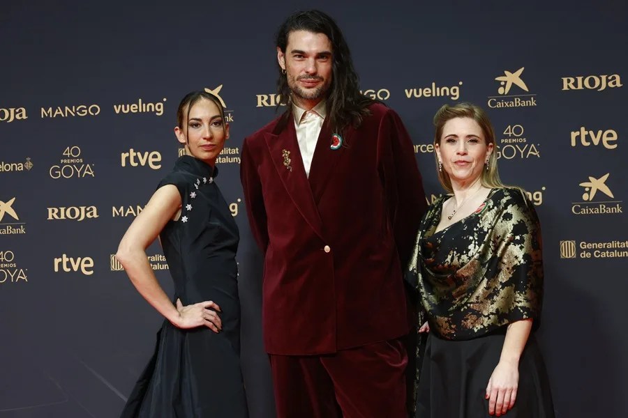 El director franco-español de la película ´Sirat´, Óliver Laxe (c), posa a su llegada a la ceremonia de entrega de los Premios Goya en su 40 edición, este sábado en el Auditorio Fórum CCIB de Barcelona