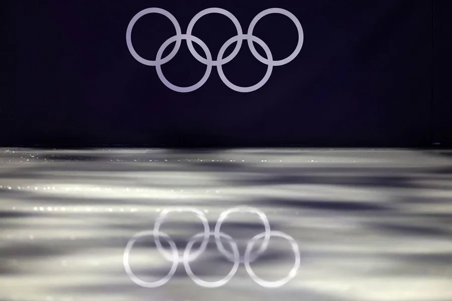 Los anillos olímpicos se reflejan en la pista de hielo