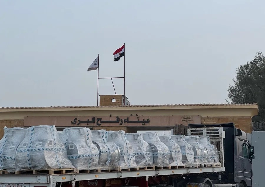 Ayuda humanitaria cargada en un camión en el cruce fronterizo de Rafah