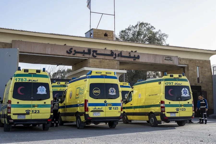 Ambulancias esperan en el lado egipcio del cruce fronterizo de Rafah, entre Egipto y la Franja de Gaz