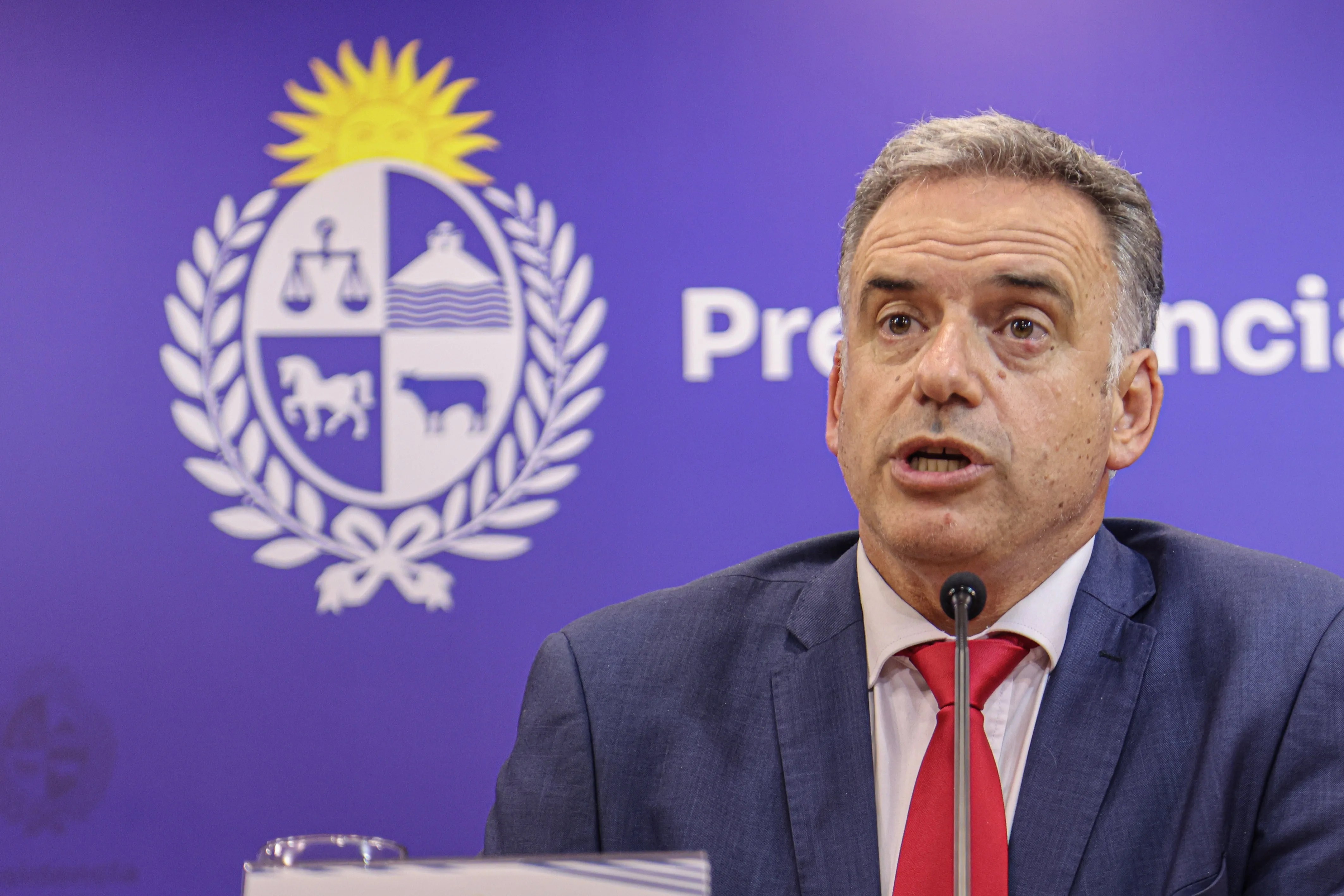 El presidente de Uruguay, Yamandú Orsi, en una imagen de archivo habla durante una rueda de prensa, en Montevideo (Uruguay).