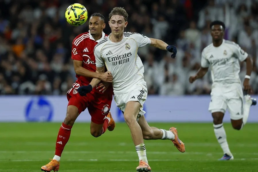 El defensa del Real Madrid, Dean Huijsen (d)