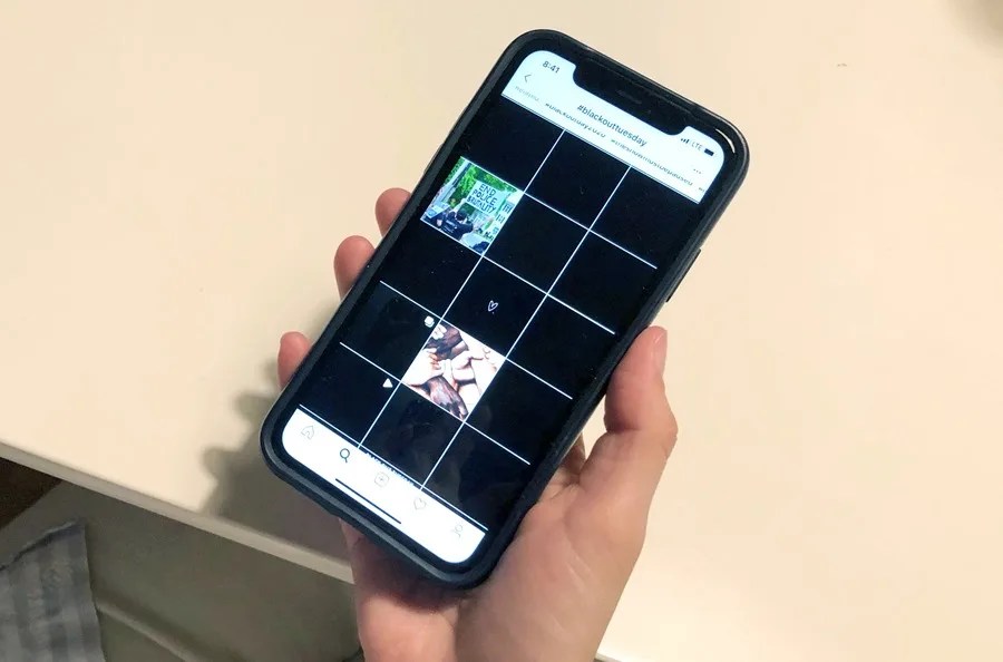 Vista de una persona sosteniendo un teléfono móvil
