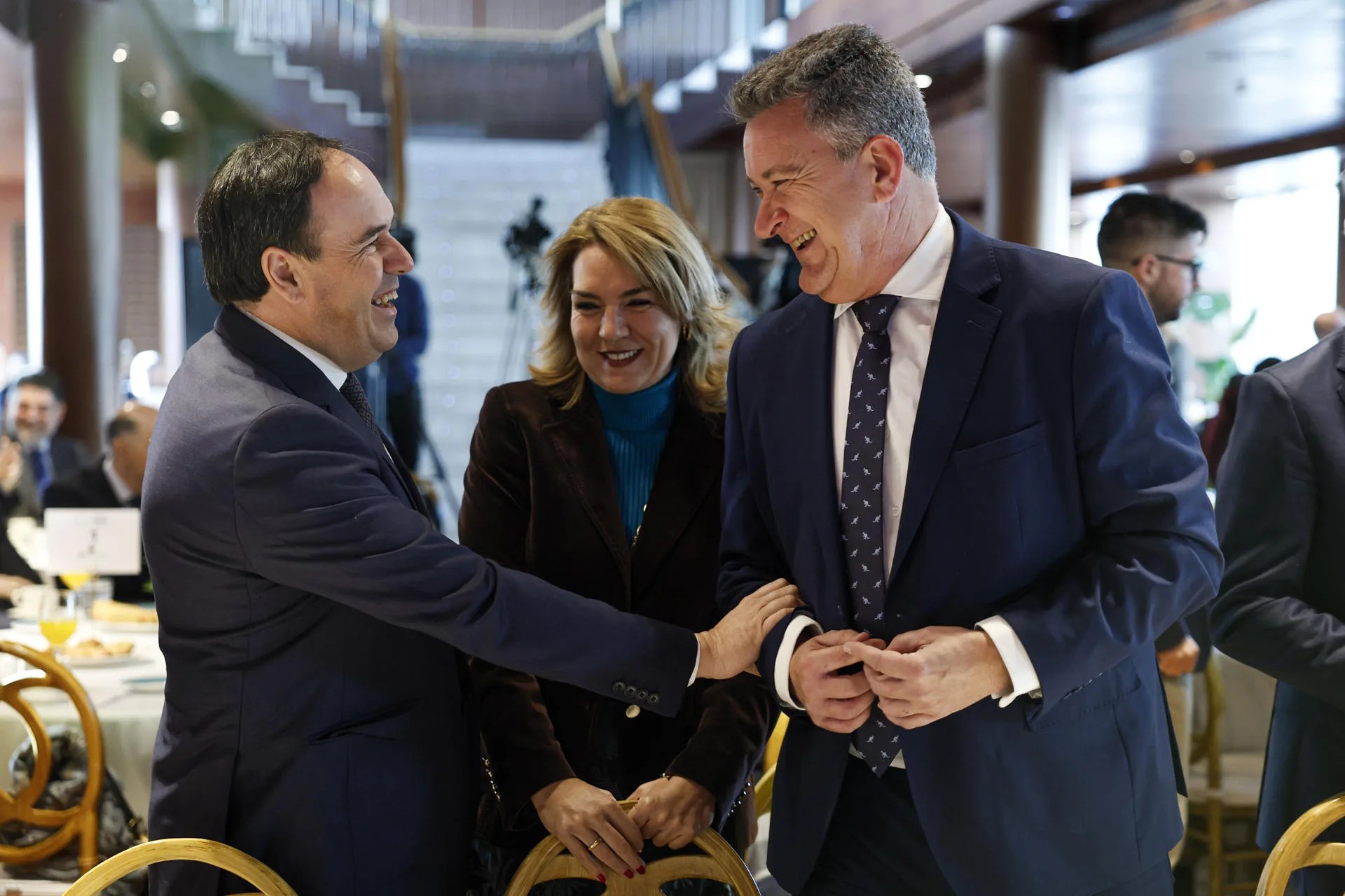 El vicepresidente tercero del Consell, Vicente Martínez Mus, interviene en el Fórum Europa-Tribuna Mediterránea, presentado por el president de la Generalitat, Juanfran Pérez Llorca. En la imagen Pérez Llorca (izqda), bromea con Martínez Mus junto a la vicepresidenta primera Susana Camarero al inicio del acto. EFE/Ana Escobar
