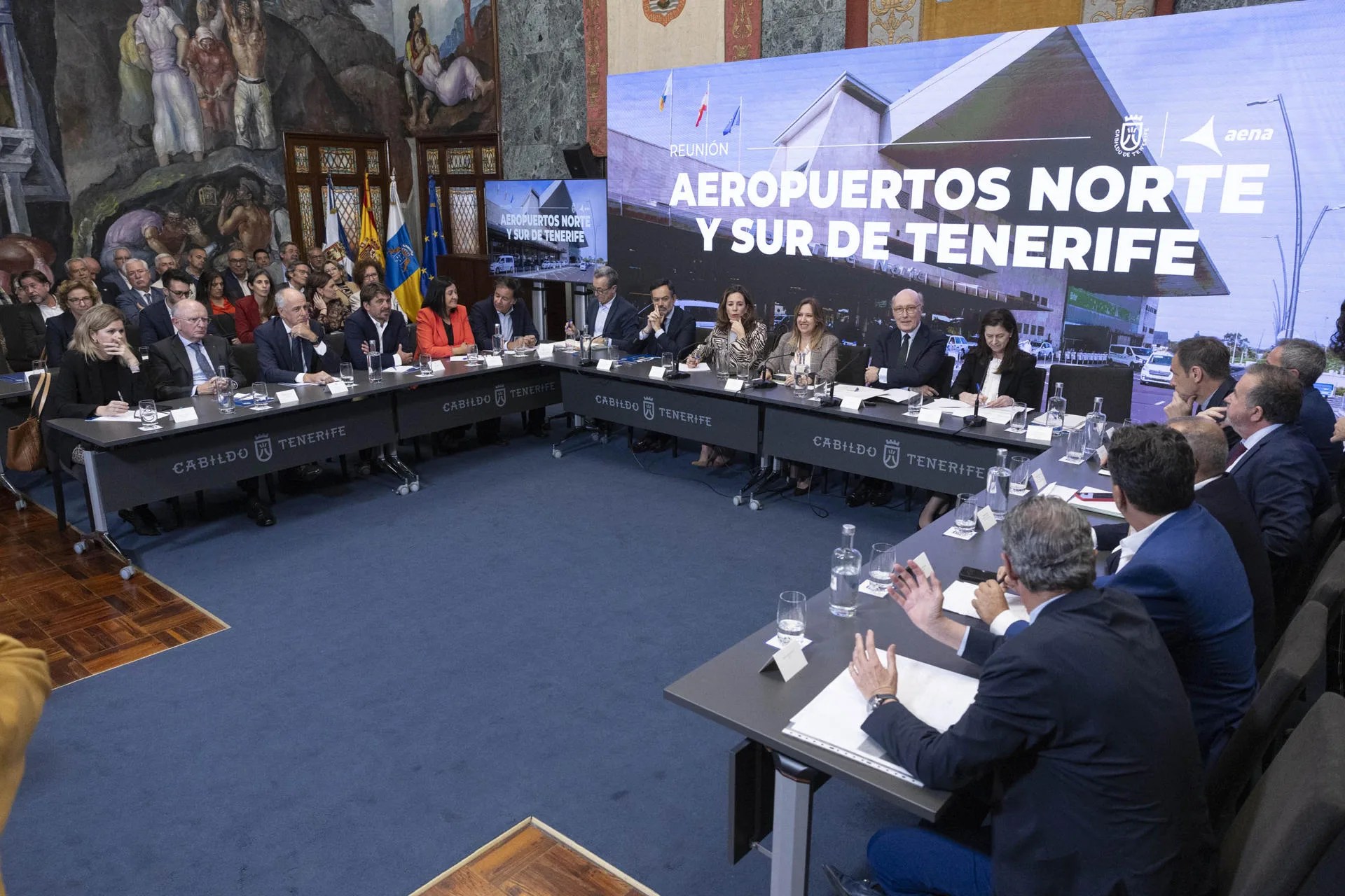 La presidenta del Cabildo de Tenerife, Rosa Dávila, y el vicepresidente ejecutivo de AENA - SSCC, Javier Marín, mantienen un encuentro con representantes de diversos sectores de la isla para dar a conocer conocer los planes de inversión de la entidad para los dos aeropuertos de la isla en el periodo 2027-2031. EFE/Miguel Barreto