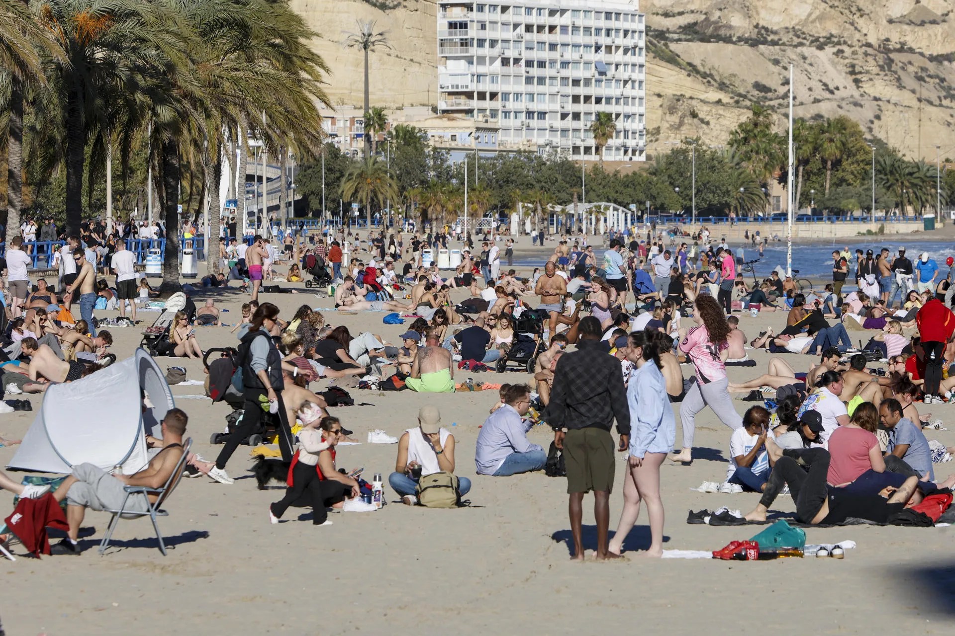 Vista general de la gran afluencia de personas en la playa de Alicante este jueves, en el que el viento de poniente ha elevado las temperaturas llegando a sobrepasar los 20ºC en Alicante. EFE/Morell