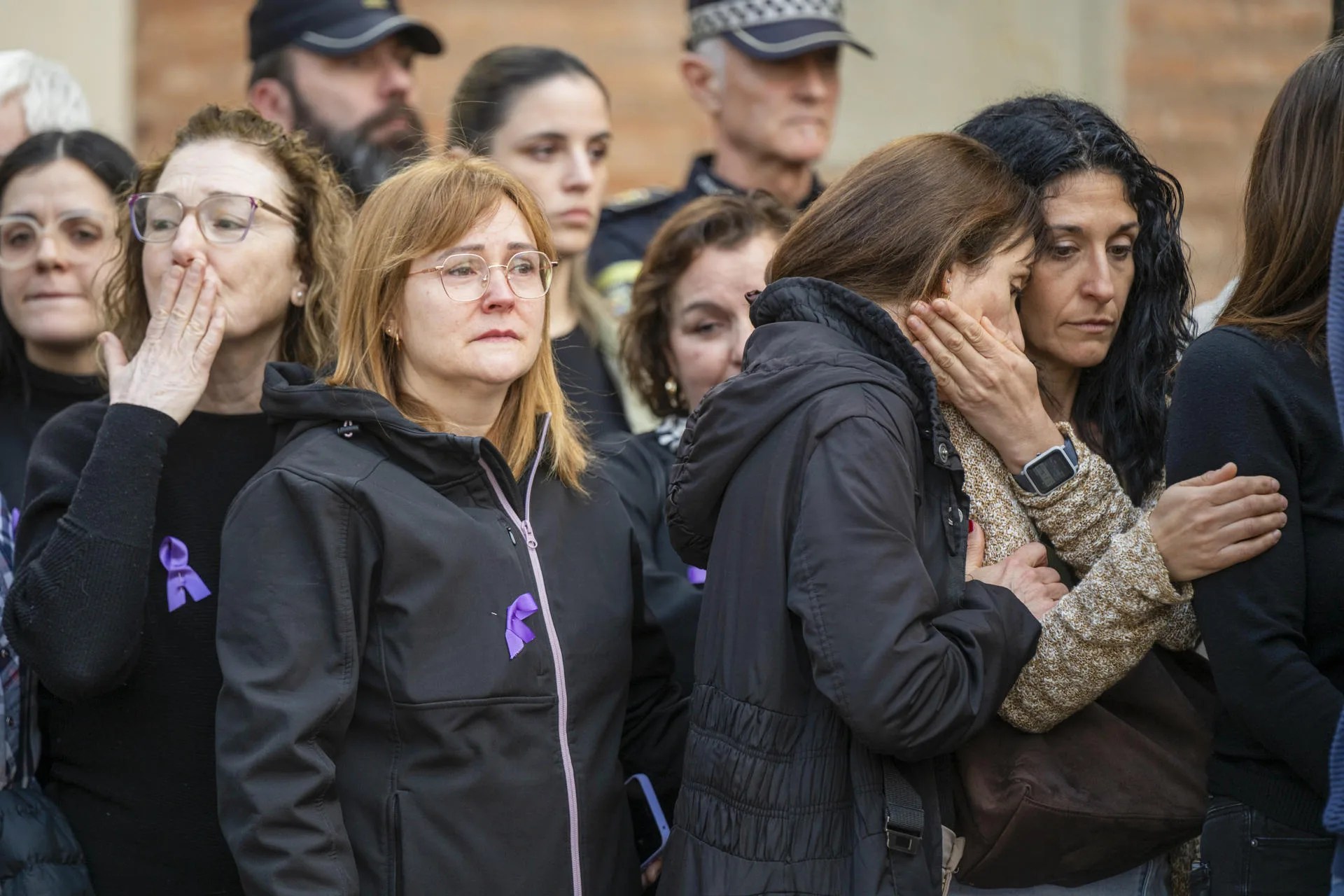 Varias mujeres reaccionan durante el minuto de silencio en condena del asesinato machista de la enfermera del centro de salud de Benicàssim (Castellón). EFE/Andreu Esteban